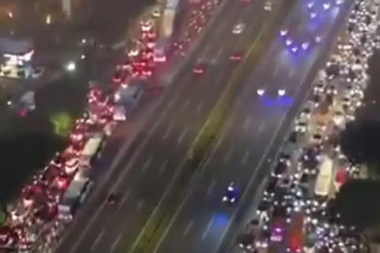 Kemacetan yang Diduga Karena Iring-iringan Presiden Macron (X @biskota_)