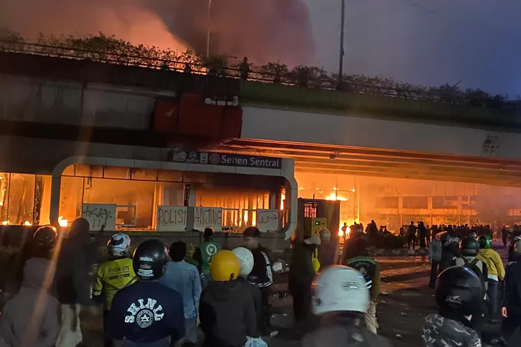 Kondisi halte Transjakarta Senen Sentral dilalap api. 