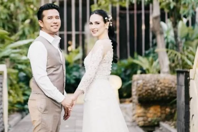 Arumi Bachsin dan Emil Dardak menikah pada 30 Agustus 2014 dan kini sudah memiliki 3 orang anak. (Instagram/@arumibachsin_94)