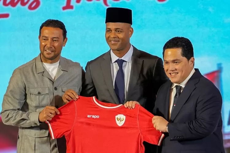 uru taktik anyar Timnas Indonesia Patrick Kluivert (tengah) yang resmi diperkenalkan PSSI di Jakarta, pada Minggu, 12 Januari 2025. (Instagram.com/@patrickkluivert9 - INDEPENDENMEDIA.ID)