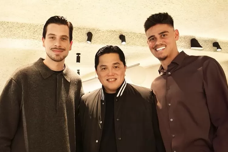 Pemain gelandang Timnas Indonesia Thom Haye (kiri), Ketum PSSI Erick Thohir (tengah), dan pemain bek Garuda Mees Hilgers (kanan). (Instagram.com/@erickthohir - INDEPENDENMEDIA.ID)