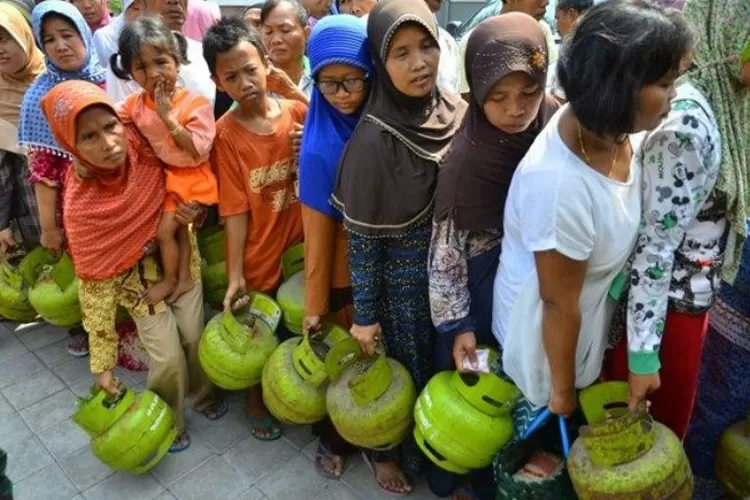 Lelahnya Antrean Panjang Warga Gegara Elpiji 3 Kg Tidak Boleh Dijual di Warung Eceran (kalimantantoday.com - INDEPENDENMEDIA.ID)