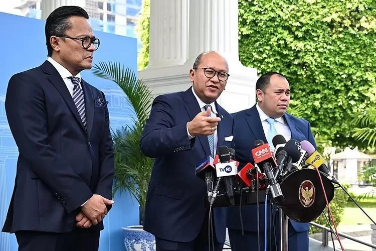 Tepis Isu Danantara Kebal Hukum, Rosan Roeslani: Silakan KPK dan BPK Audit Jika Bermasalah (Foto: Rosan Roeslan (tengah) saat konferensi pers usai peresmian Danantara di Istana Kepresidenan Ja)