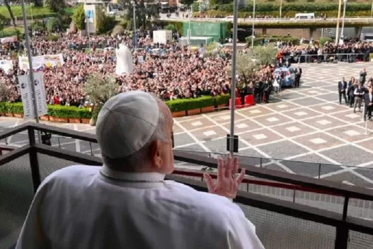 Paus Fransiskus Menyapa Umatnya dari Balkon Rumah Sakit Setelah Diperbolehkan Keluar dari RS Gemelli, Roma (Foto: Instagram.com @franciscus - INDEPENDENMEDIA.ID)