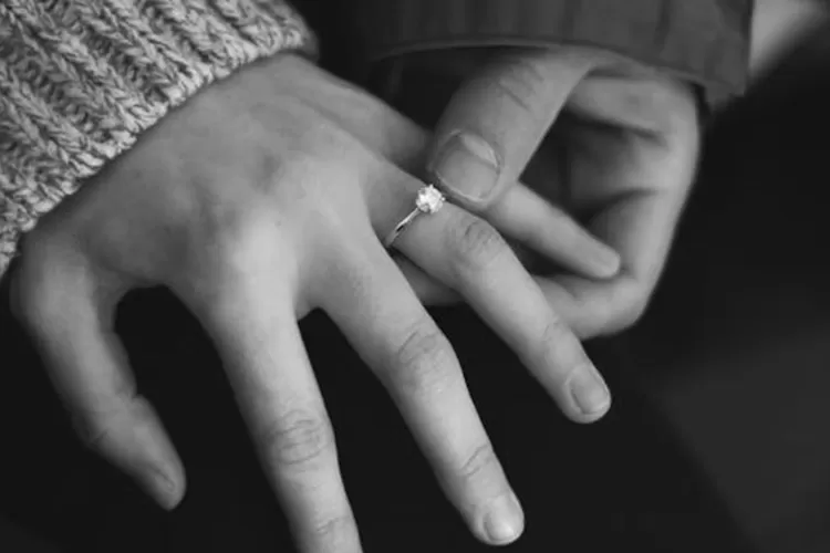 Ilustrasi Lamaran yang Telah Dilangsungkan Juwita Tanpa Kehadiran Kekasihnya, J.  (Foto: Unsplash/Rachel McDermott - INDEPENDENMEDIA.ID)