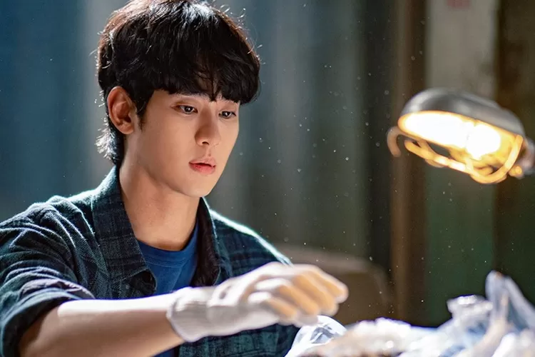 Cuplikan Adegan Kim Soo-hyun di Drama Terbaru Berjudul  'Knock-Off'. (Foto: Disney + - INDEPENDENMEDIA.ID)
