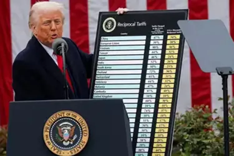 Presiden AS Donald Trump umumkan kebijakan tarif impor baru. Indonesia waspadai dampaknya terhadap ekspor dan perekonomian nasional. (Foto: timesofindia.com - INDEPENDENMEDIA.ID)