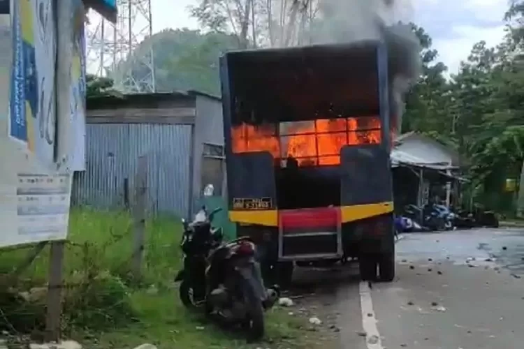 Aksi Demo Mahasiswa Uncen Anarki, 4 Polisi Terkapar Penuh Luka dan Truk Dibakar. (Foto: Istimewa - INDEPENDENMEDIA.ID)