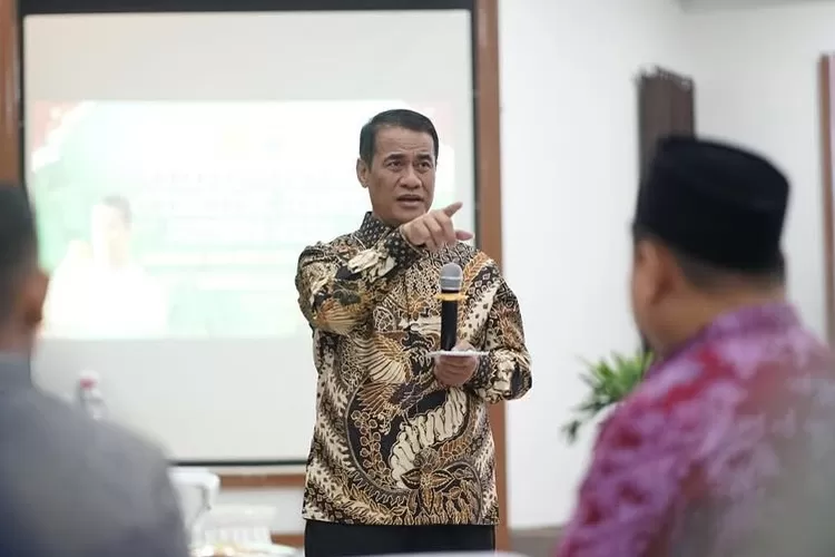 Mentan Amran Pastikan Beras Premium di Ritel Aman Dikonsumsi Meski Ditemukan Persoalan Penurunan Kualitas. (Foto: Instagram @a.amran_sulaiman - INDEPENDENMEDIA.ID)