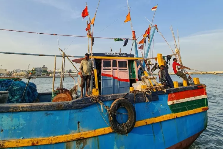 Cerita Nelayan Cirebon Tak Sengaja Tarik Pancingan yang Nyangkut Harta Karun Rp720 Miliar di Laut Jawa. (Foto: Ilustrasi by Unsplash.com @RushiShah - INDEPENDENMEDIA.ID)