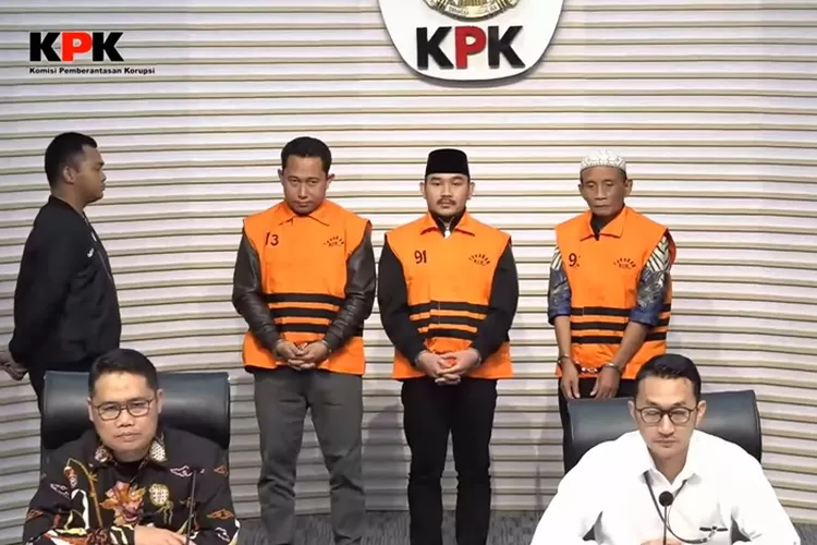 Inilah Peran H.M Kunang, Ayah Bupati Bekasi Ade Kuswara Kunang Sebagai Perantara Suap dan Kadang Minta Sendiri. (Foto: Tangkapan Layar YouTube @KPK - INDEPENDENMEDIA.ID)