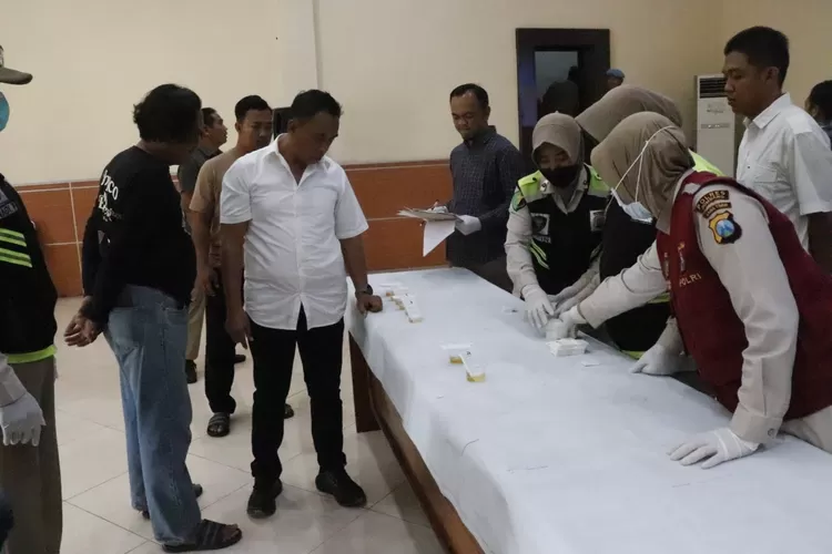 Personel Polres Jombang Jawa Timur Dites Urine Dadakan Untuk Cegah Penyalahgunaan Narkoba Hallo Id