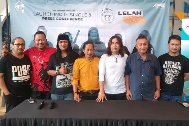 Taurus band bersama produser Hendy Ahmad (kiri) dari AFE Records. (HALLO.ID)
