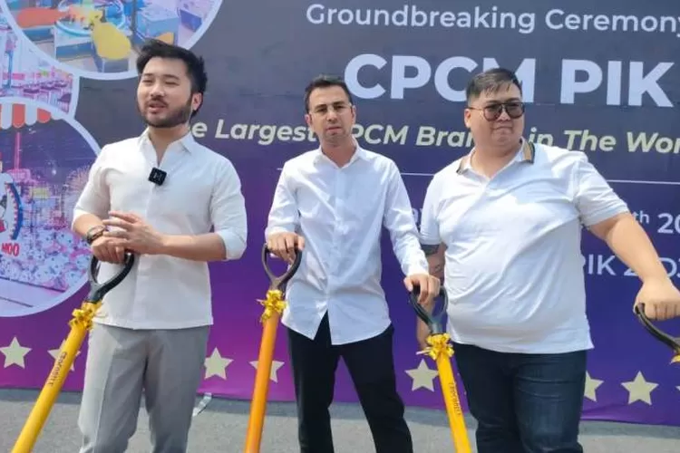 Rudy Salim (kiri) dan Raffi Ahmad di ground breaking CPCM di PIK 2 Jakarta. (HALLO.ID)