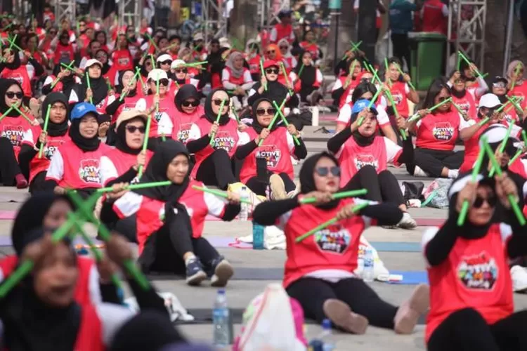 Kegiatan Pound Fit PRUActive Family yang diikuti oleh ratusan peserta dari berbagai kalangan usia. (dok Prudential Indonesia)