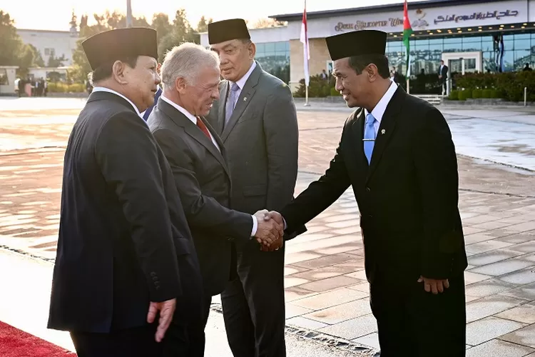 Presiden Republik Indonesia Prabowo Subianto memperkenalkan Menteri Pertanian Andi Amran Sulaiman kepada Raja Yordania, Abdullah II.  (Dok. Tim Media Prabowo)