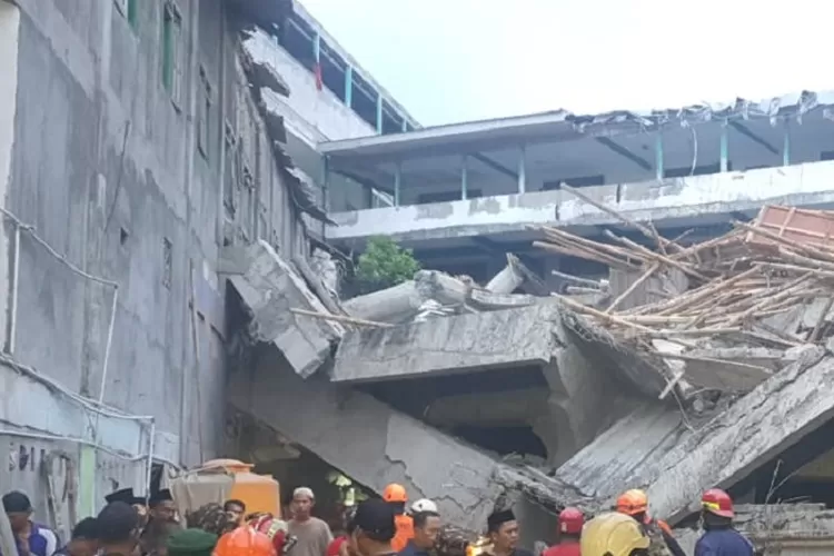 Tim SAR dan relawan melakukan evakuasi korban ambruknya bangunan Ponpes Al Khoziny di Sidoarjo, Selasa pagi. (Dok. BPBD Kabupaten Sidoarjo)