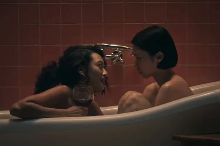 Salah satu scene antara Laura Basuki dan Asmara Abigail dalam film Sehidup Semati.