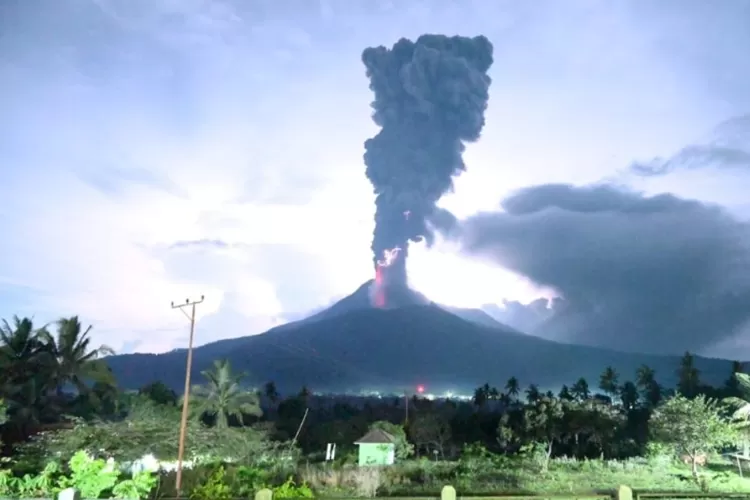 Abu Vulkanik Gunung Lewotobi Laki Laki Flores Timur Lumpuhkan Jalan Trans Flores (Dok/PVMBG)