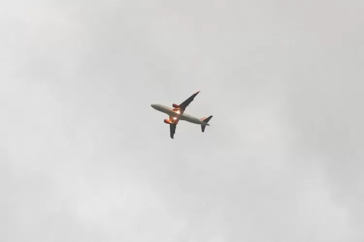 Ilustrasi pesawat &lsquo;misterius&rsquo; asal China yang terbang di langit kota Teheran, Iran (Unsplash.com/VladimirAnikeev)