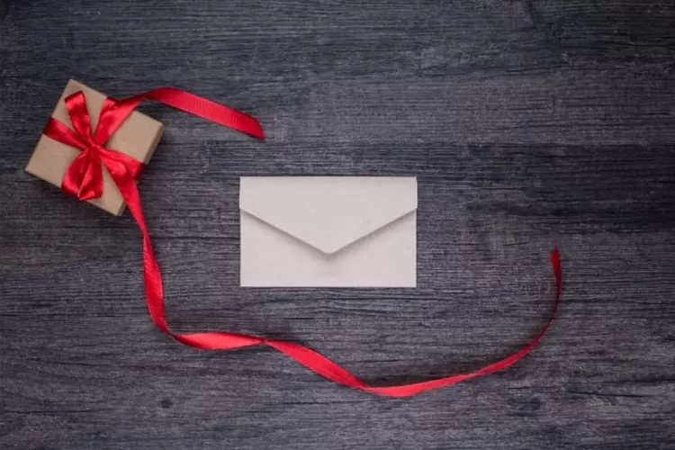 Foto ilustrasi amplop hadiah - Anggota Komisi V DPR singgung kabar amplop kondangan bakal kena pajak.  (Freepik/onlyyouqj)