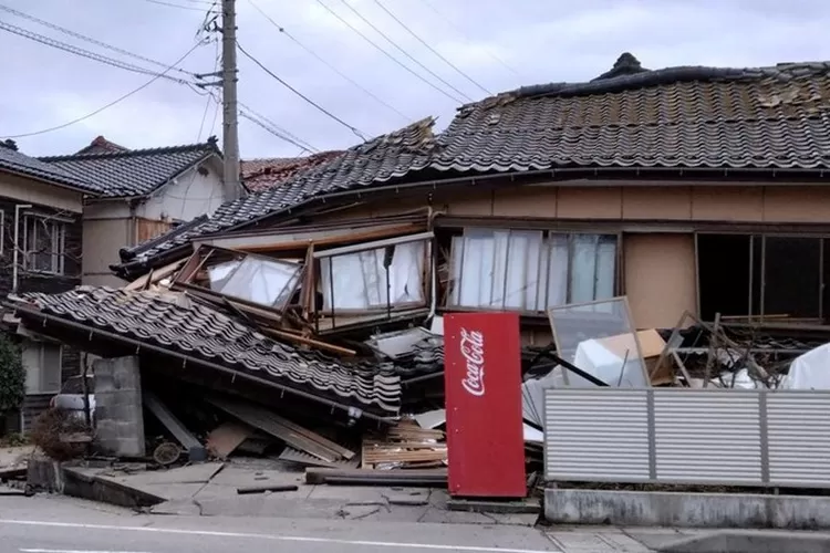Gempa Kuat Magnitudo 7,6 Guncang Pesisir Jepang Barat, Peringatan Tsunami Turun, Evakuasi Terus Berlangsung. (Foto: Kyodo News/Reuters).