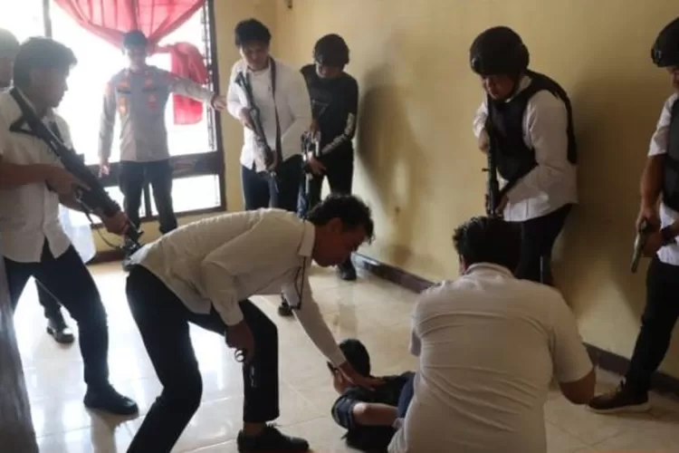Simulasi Penggerebekan di Polres Musi Banyuasin: Tingkatkan Kesiapan Anggota Hadapi Kejahatan (frekuensinews.com)