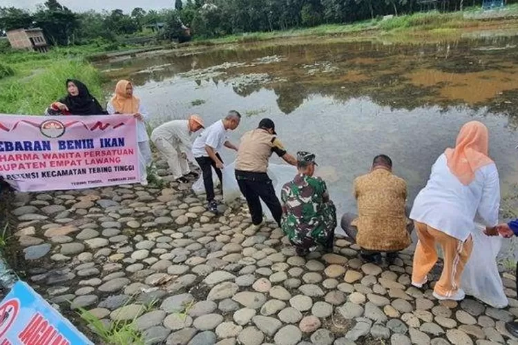 DWP Empat Lawang Lepas 10 Ribu Benih Ikan di Kolam Retensi (frekuensinews.com)