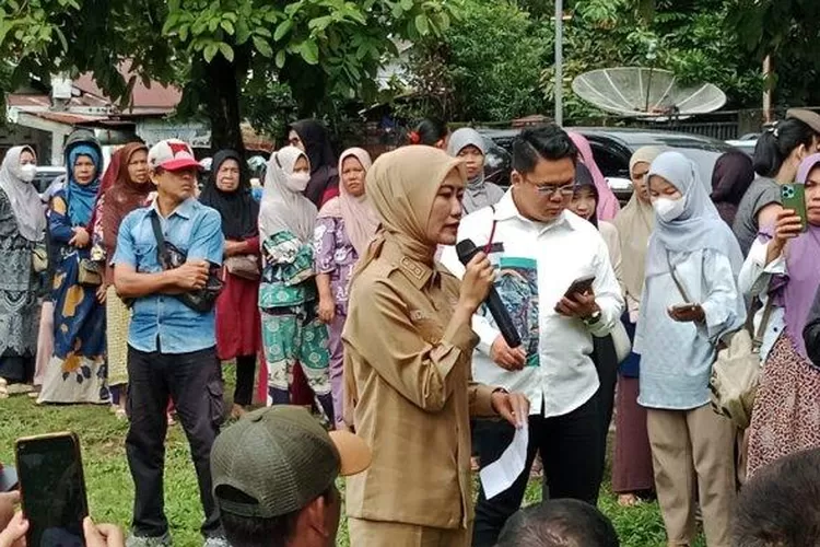 Warga Serbu Pasar Murah di Lahat, 1.000 Paket Sembako Disediakan (frekuensinews.com)
