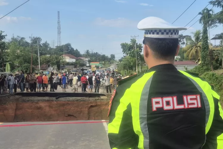 Jalan Nasional di Bungo Putus Akibat Banjir, Truk Besar Dialihkan ke Jalur Kerinci-Solok Selatan (frekuensinews.com)