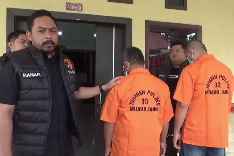 Gudang BBM Oplosan di Muaro Jambi Digerebek, Dua Pelaku Diamankan (frekuensinews.com)