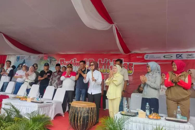 Kapolres Lahat Hadiri Lomba Rakit Hias di Tepian Ayek Lematang dalam Rangka HUT RI ke-80 (Frekuensinews )