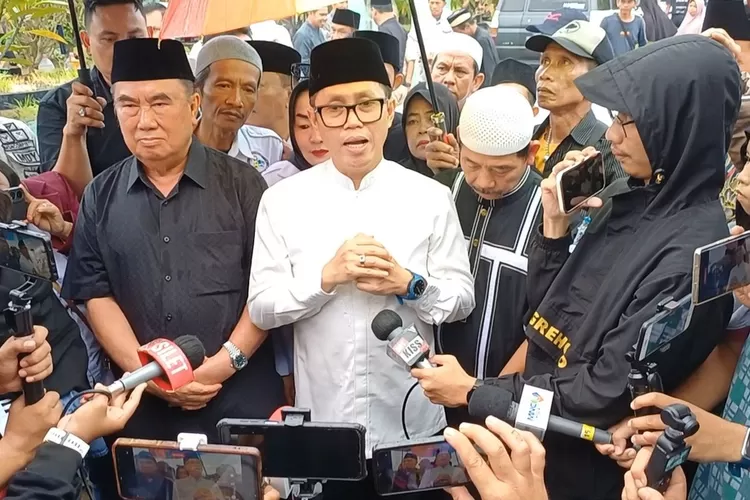 Eko Patrio saat beraksi meniru gaya DJ di ruang sidang DPR, videonya viral dan menuai kritik publik. (Frekuensinews )