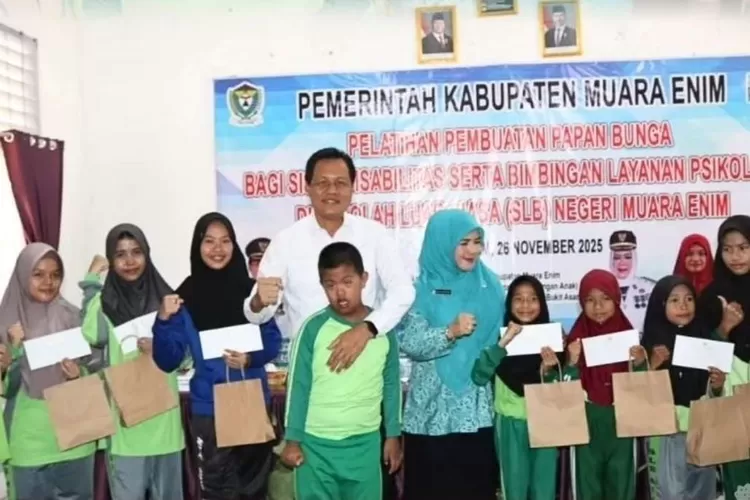 Bupati Muara Enim Resmi Buka Pelatihan Pembuatan Papan Bunga bagi Siswa SLB Negeri (Frekuensinews )