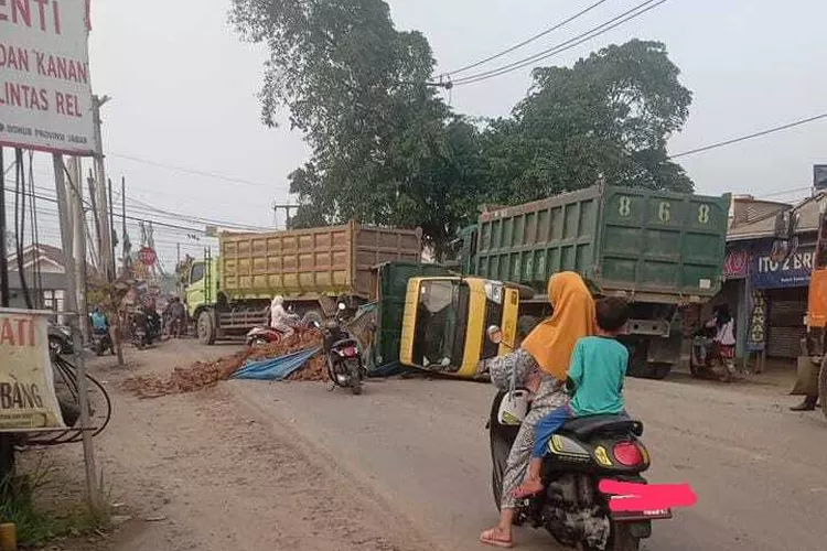 Mobil truk bermuatan galian C berupa tanah merah terguling di Parung Panjang. (Dede Surya)
