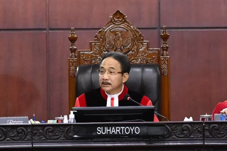 Mahkamah Konstitusi ubah aturan usia calon kepala daerah, Kaesang Pangarep tak bisa maju di Pilgub 2024. Simak detailnya di sini! (Ist / HukamaNews.com)