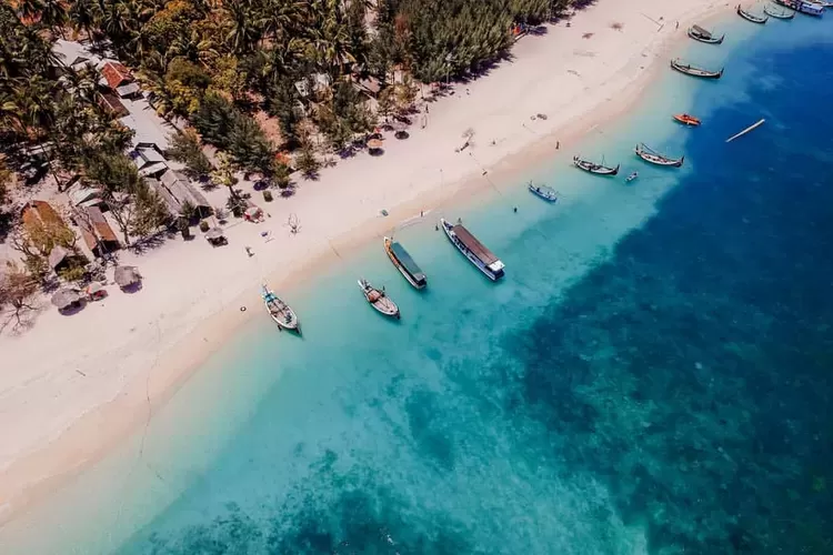 Pantai Gili Labak, Surga Tersembunyi dengan Pasir Putih dan Laut Jernih di Madura