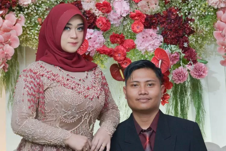 Bu Guru Salsa dan Lukman Haqim saat menikah, kini open mabar ML 25 ribu per pertandingan (TikTok/@sissalsaa)