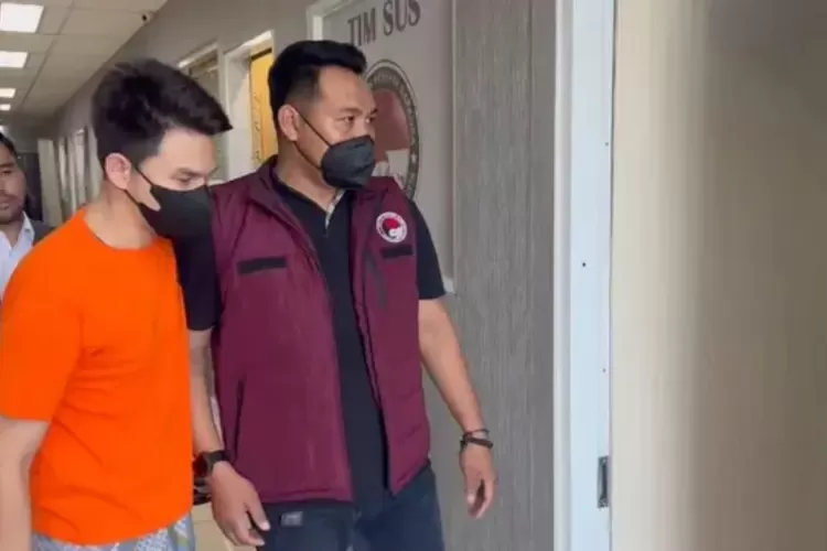 Jonathan Frizzy diduga edar vape etomidate dari Malaysia hingga Indonesia lewat grup WhatsApp rahasia. (HukamaNews.com / Net)