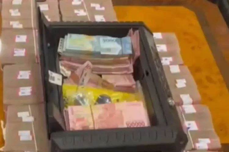 KPK Sita Rp 2,8 Miliar dan Senjata Api dalam Penggeledahan Rumah Kadis PUPR Sumut Nonaktif Topan Ginting