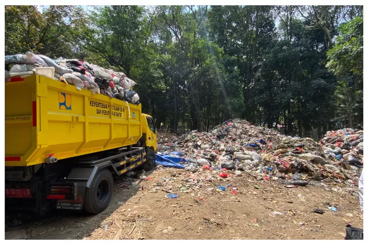 Kota Bandung Darurat Sampah, 10 Ribu Ton Sampah Belum Bisa Diangkut ...