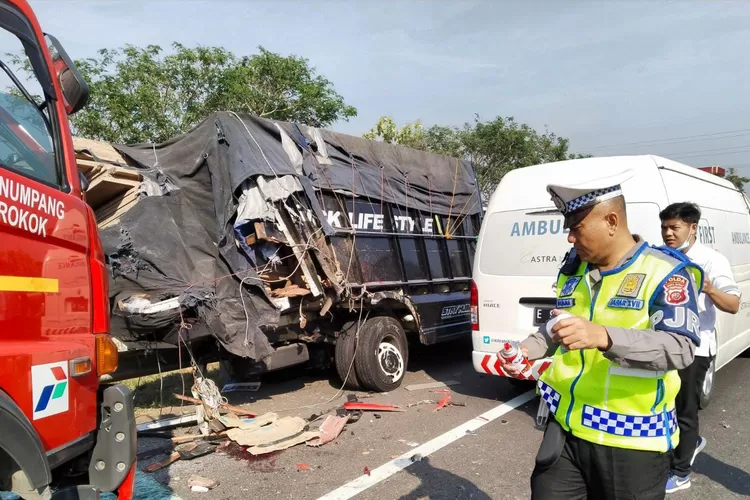 Kronologi Truk Pertamina Tabrak Truk Muatan Kayu Di Tol Cipali - Sinar ...