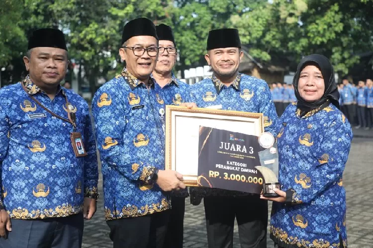 Penyerahan piagam dan tropy pemenang lomba PADI Award 2025 saat upacara peringatan HUT ke-54 KORPRI di Alun-alun Taman Pasanggrahan Padjajaran Purwakarta, Senin, 1 Desember 2025. (Foto: Istimewa)