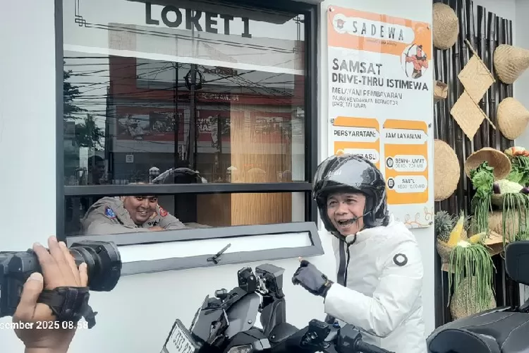 Bupati Purwakarta Om Zein saat mencoba layanan Samsat Drive Thru Istimewa (Sadewa) di Jalan Tengah Purwakarta, Senin pagi, 8 Desember 2025. (Foto: Sinarjabar.com)