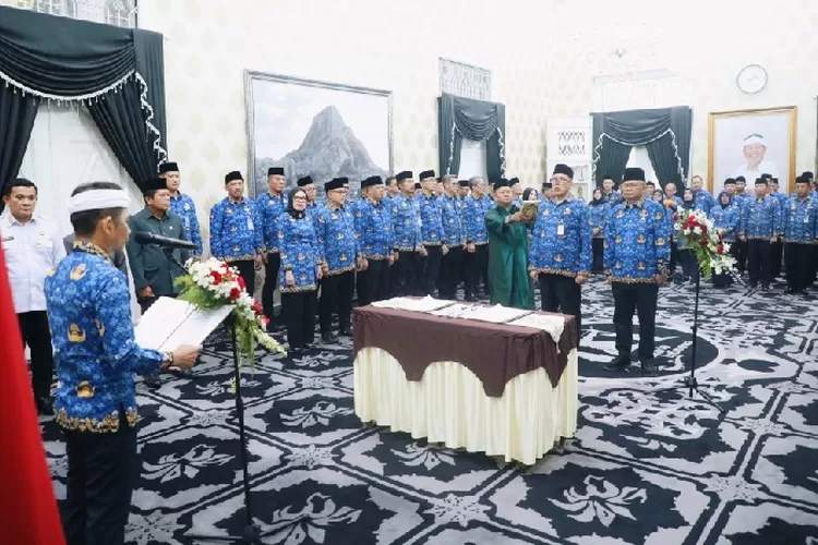 Prosesi pelantikan Sri Jaya Midan sebagai Sekretaris Daerah (Sekda) Kabupaten Purwakarta dan M Fahrorozi menjadi Inspektur Inspektorat Daerah pada Rabu, 17 Desember 2025. (Foto: Istimewa)