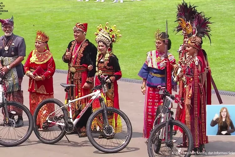 5 Pemenang Busana Adat Terbaik Di Upacara Pengibaran Dan Penurunan ...