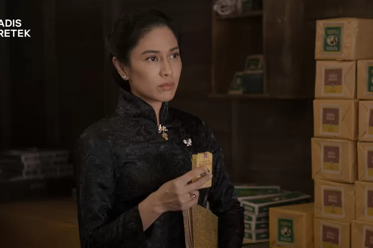 Dian Sastro memerankan karakter Jeng Yah di serial Netflix Gadis Kretek (X @Netflix Indonesia)