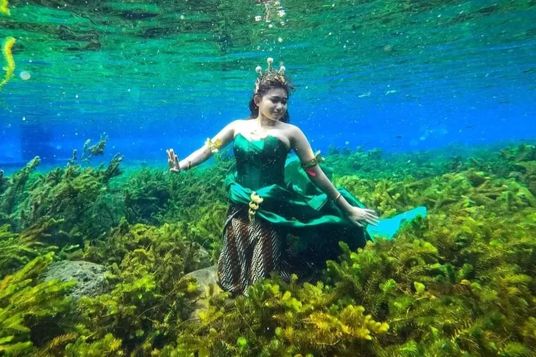 Legenda Nyi Roro Kidul sebagai Ratu Laut Selatan.