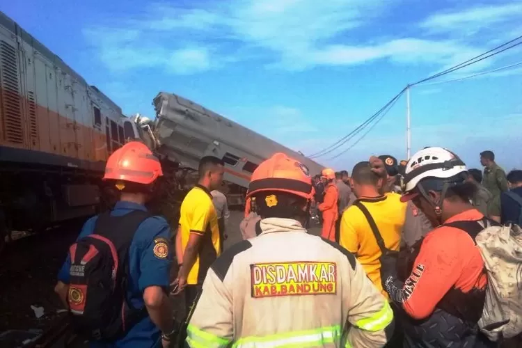 10 Kereta Api Jalan Memutar Akibat Tabrakan KA Turangga Dengan Commuter ...