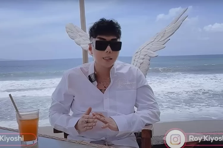 Roy Kiyoshi meramalkan sejumlah artis akan terlibat kasus pencucian uang (Foto: Tangkapan layar YouTube Roy kiyoshi)